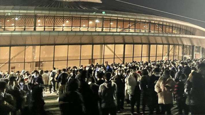 Arsip - Ribuan mahasiswa Zhejiang University sedang antre tes PCR beberapa saat setelah kampus terbesar di Kota Hangzhou, China, itu dikenai "lockdown" pada Kamis, 25 November 2021, setelah seorang dosen ditemukan positif terpapar COVID-19.