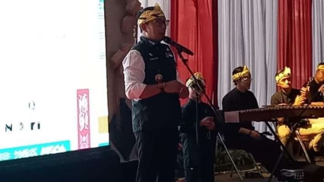 Gubernur Jawa Barat Ridwan Kamil saat meresmikan Gedung Cretative Center di Dadaha, Kecamatan Cihideung, Kota Tasikmalaya, Selasa, 21 Februari 2023.