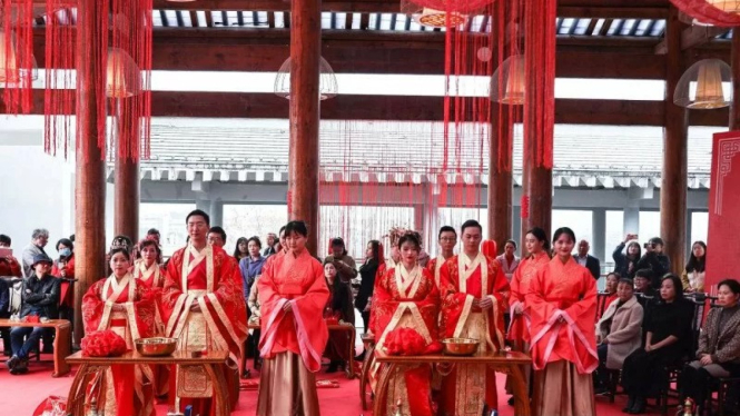 Pasangan pengantin mengikuti sebuah upacara pernikahan tradisional China