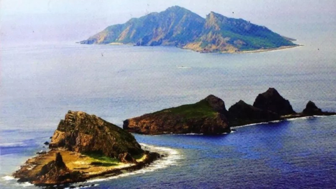 Sebuah gambar kartu pos menunjukkan pulau tak berpenghuni di Laut Tiongkok Timur yang disengketakan Jepang dan China.