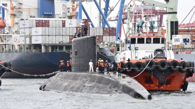 VIVA Militer: Kapal Selam India INS Shindukesari muncul di Teluk Jakarta