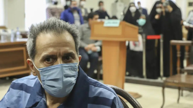  Jamshid Sharmahd di ruang pengadilan di Iran.