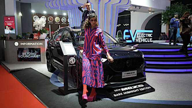 VIVA Otomotif: Mobil SUV MG ZS Dark Midnight Edition di pameran IIMS 2023