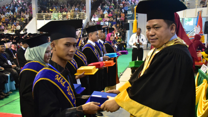 Rektor Unimed Prof. Dr Syamsul Gultom saat  mewisuda 1.356 lulusan