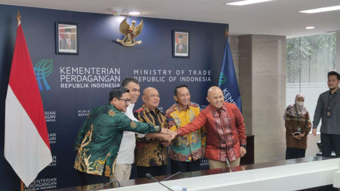 Kemendag menandatangani naskah kerja sama terkait pengembangan sumber daya manusia (SDM) di bidang kemetrologian dengan Bupati Natuna dan Bupati Belitung Timur.