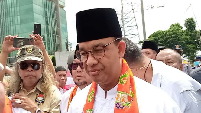 Anies Baswedan tiba di kantor DPP PKS di Jakan TB Simatupang, Jakarta Selatan