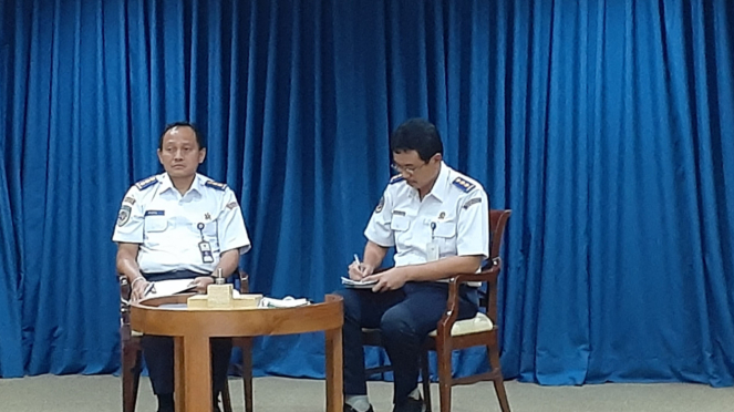Direktur Angkutan Udara Kementerian Perhubungan, Putu Eka Cahyadi. (kiri)
