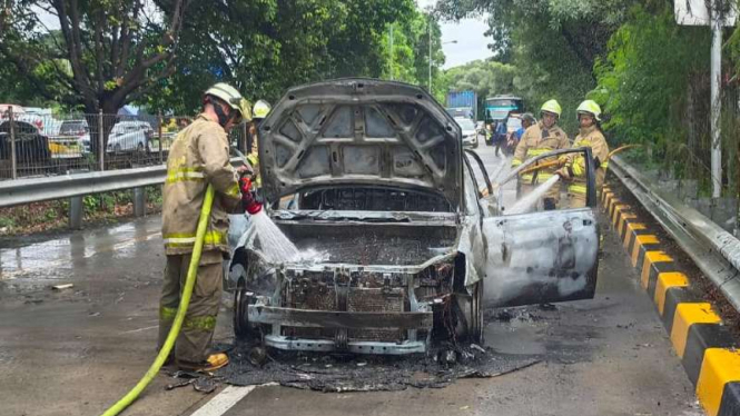 Mobil terbakar di exit tol Bambu Apus.