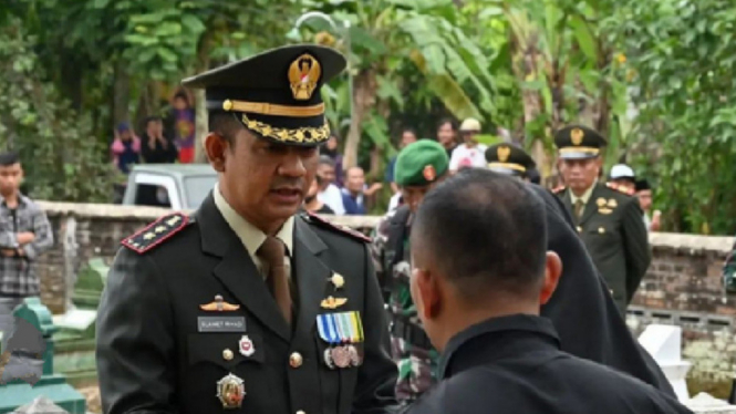 VIVA Militer: Prosesi pemakaman militer almarhum Sersan Mayor Mujianto.