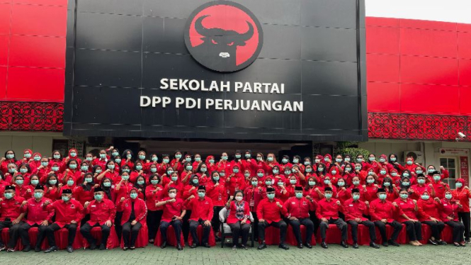 Megawati Soekarnoputri bersama elite PDIP di sekolah PDIP, Lenteng Agung.