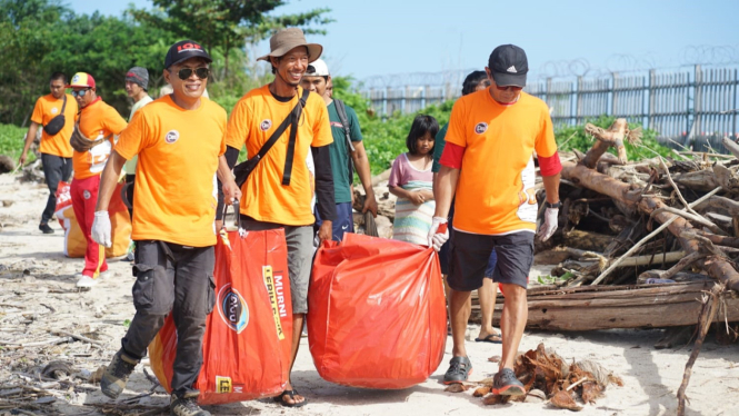 Aksi bersih-bersih di Pantai Kelan, Bali.