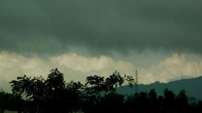Mendung gelap di langit Ungaran Jawa Tengah.