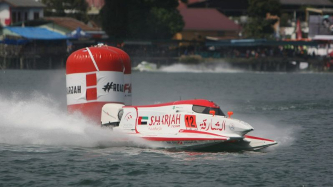 Pembalap F1 Powerboat saat menjalani sesi kualifikasi.