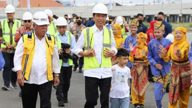 Jokowi resmikan Jalan tol Semarang-Demak.