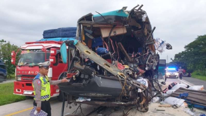 Bus tabrak truk di Cipali.