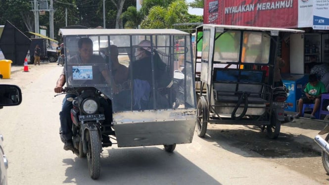 Abang Betor di Balige tengah membawa penumpang