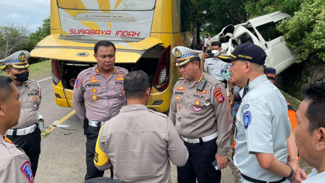 Kecelakaan Bus Surabaya Indah di Sumbawa.