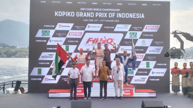 Presiden Joko Widodo saat memberikan piala kepada juara pada event Grand Prix F1