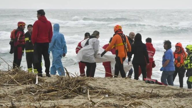 Penyelamatan korban perahu  di lepas pantai Italia.