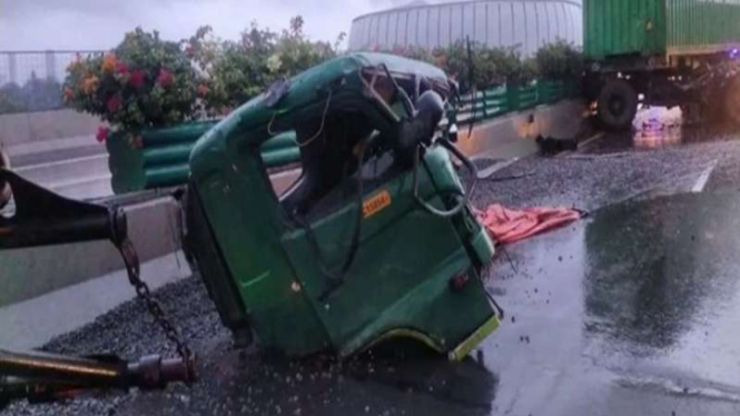 Truk trailer terguling karena kecelakaan di Tol Ancol 