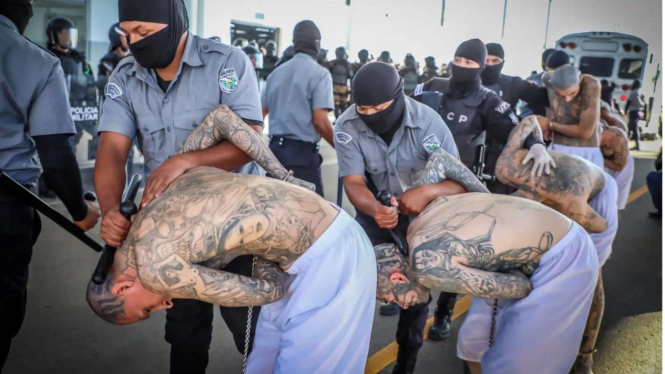 Para gengster El Salvador dipindahkan ke penjara yang lebih luas