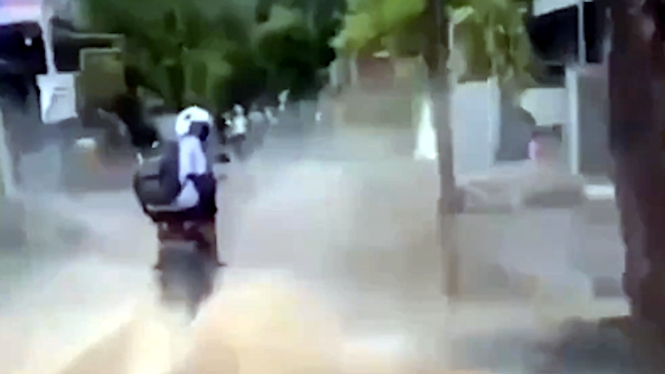 VIVA Otomotif: Pemotor terabas genangan air dilempar kursi oleh warga