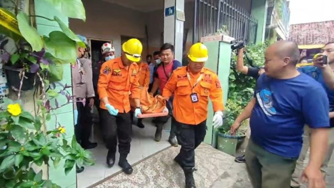Petugas mengevakuasi jenazah korban kebakaran di Surabaya, Jatim.