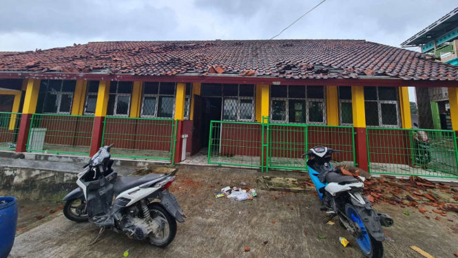 Sekolah Dasar di Bogor Rusak Diterjang Puting Beliung