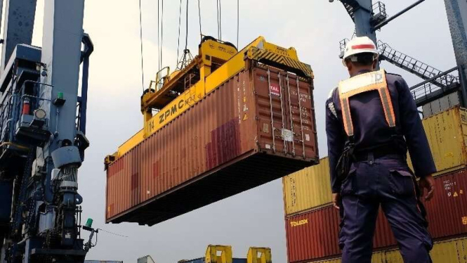 Bea Cukai Serahkan Sertifikat pada Perusahaan Bersertifikasi AEO di Indonesia, A