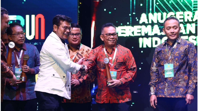 Menteri Pertanian Republik Indonesia, Syahrul Yasin Limpo memberikan penghargaan