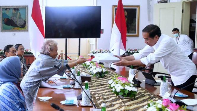 Presiden Jokowi menerima laporan dari pansel calon anggota KPPU 2023-2028