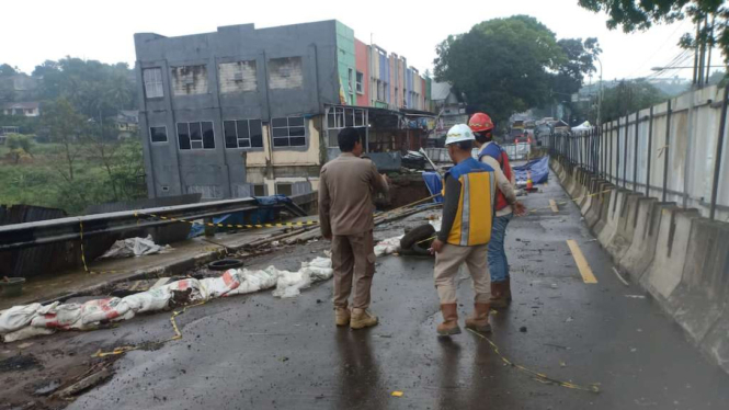 Amblesnya jalan di Jalan Ciawi-Benda Sukabumi Pasae Cikereteg yang terjadi sejak November 2022 makin lebar hingga memakan setengah badan jalan hingga nyaris putus.