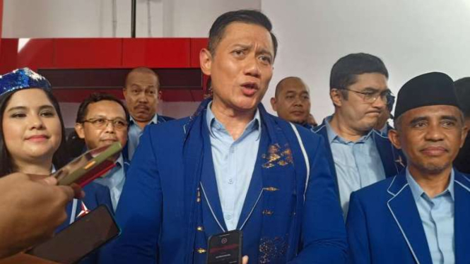 Ketua Umum Partai Demokrat Agus Harimurti Yudhoyono (AHY) memberikan keterangan di hadapan sejumlah jurnalis terkait koalisi untuk pemilu 2024 usai pelantikan pengurus Demokrat se-Sulawesi Tengah di Kota Palu, Senin, 27 Februari 2023.
