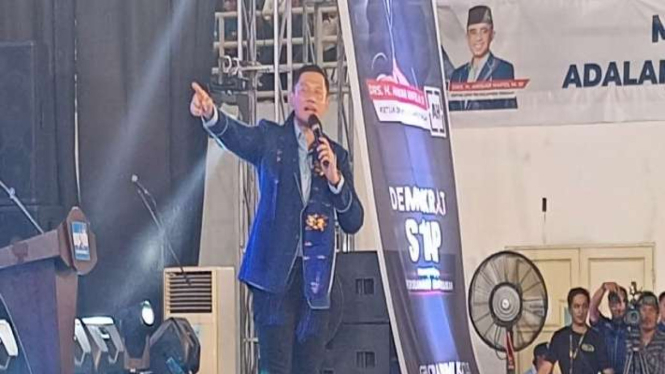 Ketua Umum Partai Demokrat Agus Harimurti Yudhoyono (AHY) berpidato di hadapan ribuan kader dan simpatisan partai usai melantik pengurus DPC Partai Demokrat se-Sulawesi Tengah di Kota Palu, Senin, 27 Februari 2023.