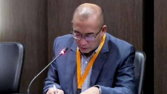 Tangkapan layar - Ketua KPU Hasyim Asyari memberikan keterangan sebagai teradu dalam persidangan dugaan pelanggaraan Kode Etik Penyelenggara Pemilu (KEPP) di kantor DKPP, Jakarta, sebagaimana dipantau melalui YouTube DKPP RI, Senin, 27 Februari 2023.