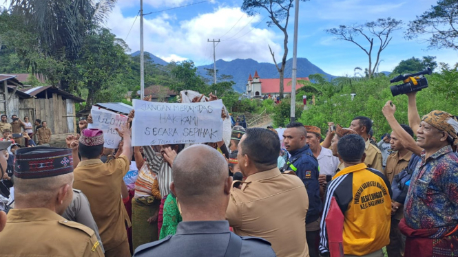 Warga demo kedatangan Bupati Manggarai Heribertus G.L Nabit 