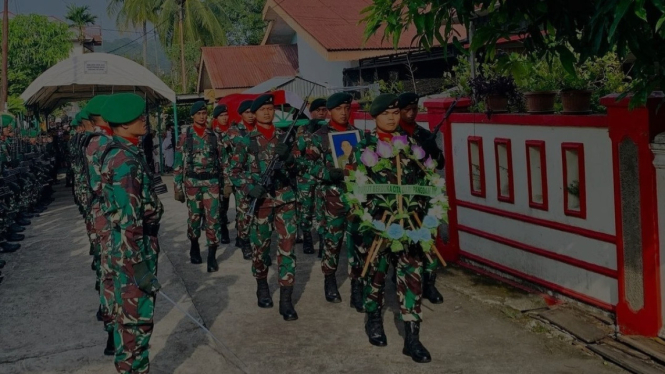 VIVA Militer: Prosesi pemakaman militer almarhum Letda Pristiwanto