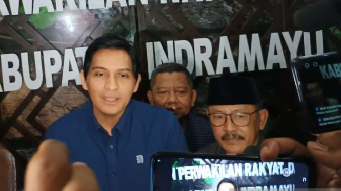 Ketua DPRD Kabupaten Indramayu Saefudin (kanan) bersama Wakil Bupati Indramayu Lucky Hakim (kiri) memberi keterangan kepada media di Indramayu, Selasa, 28 Februari 2023.