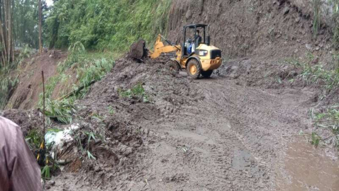 Jalur penghubung Malang - Kediri ditutup total akibat longsor.
