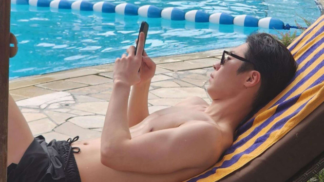 Lee Jae Wook berenang di Jakarta