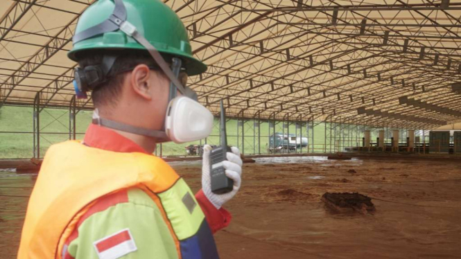 Seorang pekerja PT Prasadha Pamunah Limbah Industri (PPLI) mengawasi proses pengolahan limbah di area kerjanya di di lingkungan PT Pertamina Hulu Rokan (PHR) di Kabupaten Rokan Hilir, Riau, pada Jumat, 24 Februari 2023.