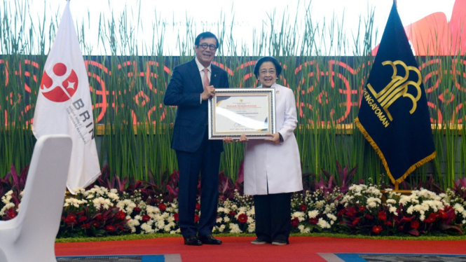 Megawati Soekarnoputri menerima penghargaan dari Kemenkumham