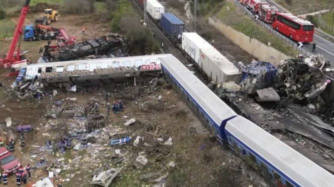 Tabrakan antar kereta penumpang dan kereta barang di Yunani mengakibatkan kerusakan total pada beberapa gerbong kereta, dan menewaskan sedikitnya 36 orang serta melukai 85 orang lainnya pada Rabu, 1 Maret 2023.