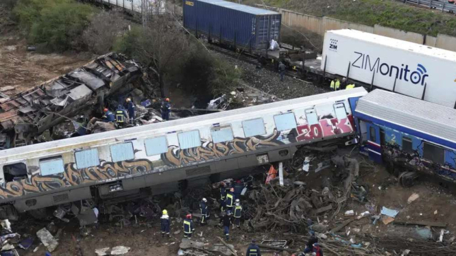 Tabrakan antar kereta penumpang dan kereta barang di Yunani mengakibatkan kerusa