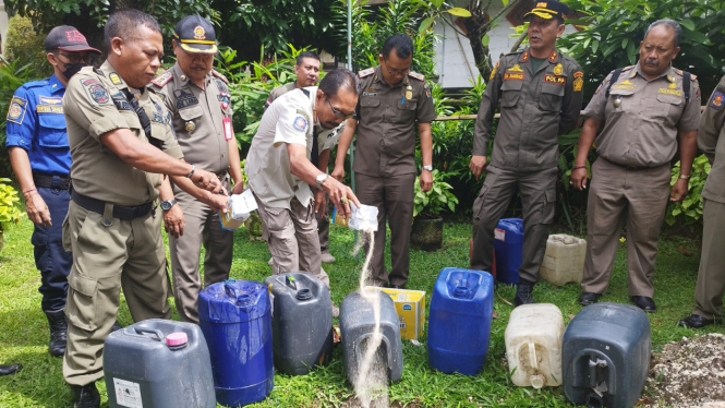 Satpol PP Musnahkan 308 Liter Arak Bali Palsu Berbahan Gula Pasir