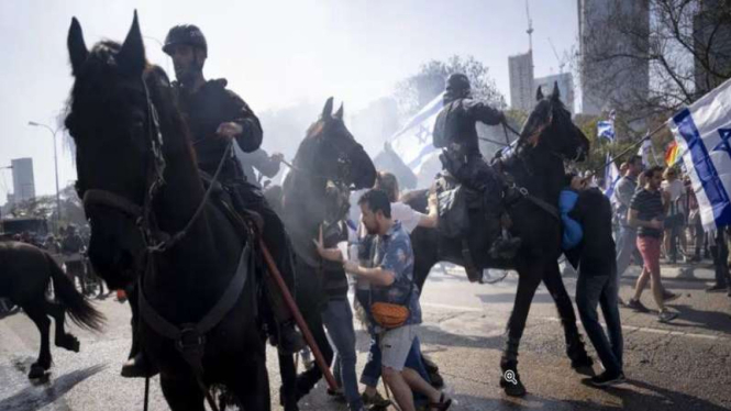 Polisi Israel terlibat kericuhan dengan pengunjuk rasa di Tel Aviv.
