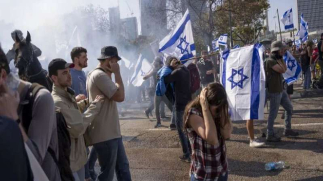 Polisi Israel terlibat kericuhan dengan pengunjuk rasa di Tel Aviv.