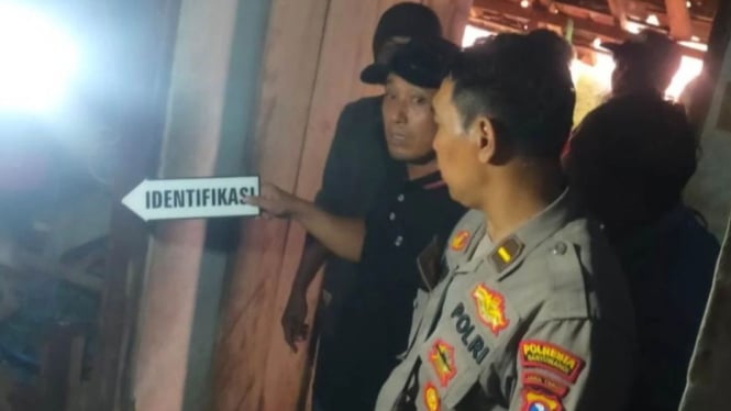 Polisi melakukan olah TKP siswa SD yang tewas gantung diri di Desa Sumberagung