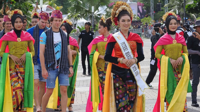 Para Pebalap WSBK Jajal Karnaval Budaya Lombok