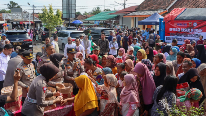 Operasi pasar murah di Cirebon, Jawa Barat
